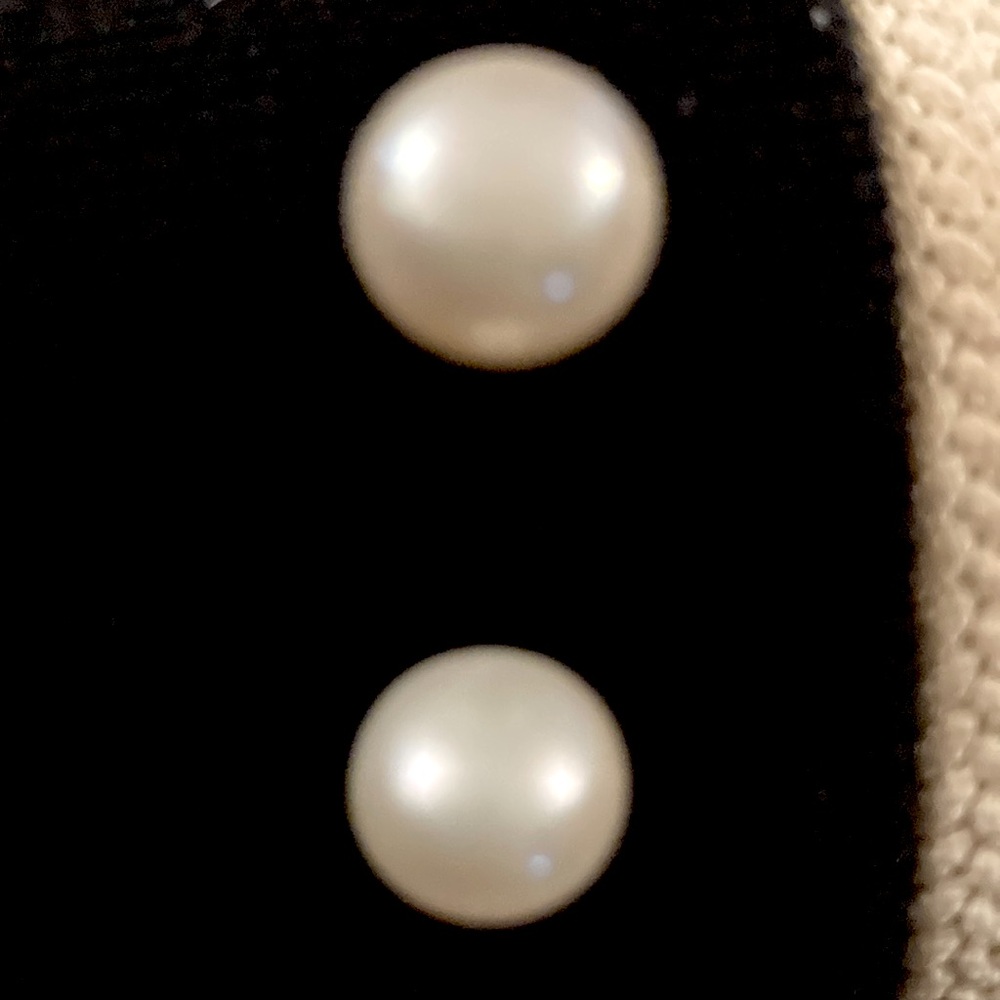 Imitation pearl post earrings
